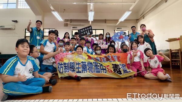 ▲嘉南藥理大學連續10年榮獲教育部防制學生藥物濫用「績優學校」，校長張翊峰接見並表揚軍訓室團隊。（記者林東良翻攝，下同）