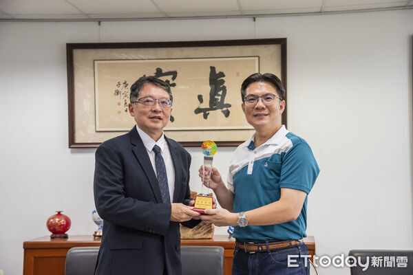 ▲嘉南藥理大學連續10年榮獲教育部防制學生藥物濫用「績優學校」，校長張翊峰接見並表揚軍訓室團隊。（記者林東良翻攝，下同）