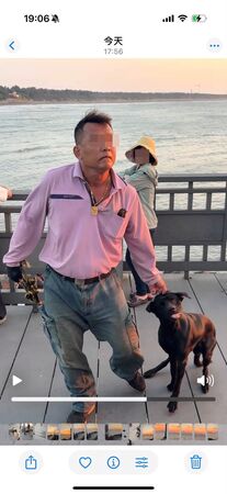 ▲苗栗縣龍鳳漁港發生疑似虐狗案，飼主持牽繩抽打狗狗數下，民眾勸阻不成向縣府舉發。（圖／記者楊永盛翻攝）