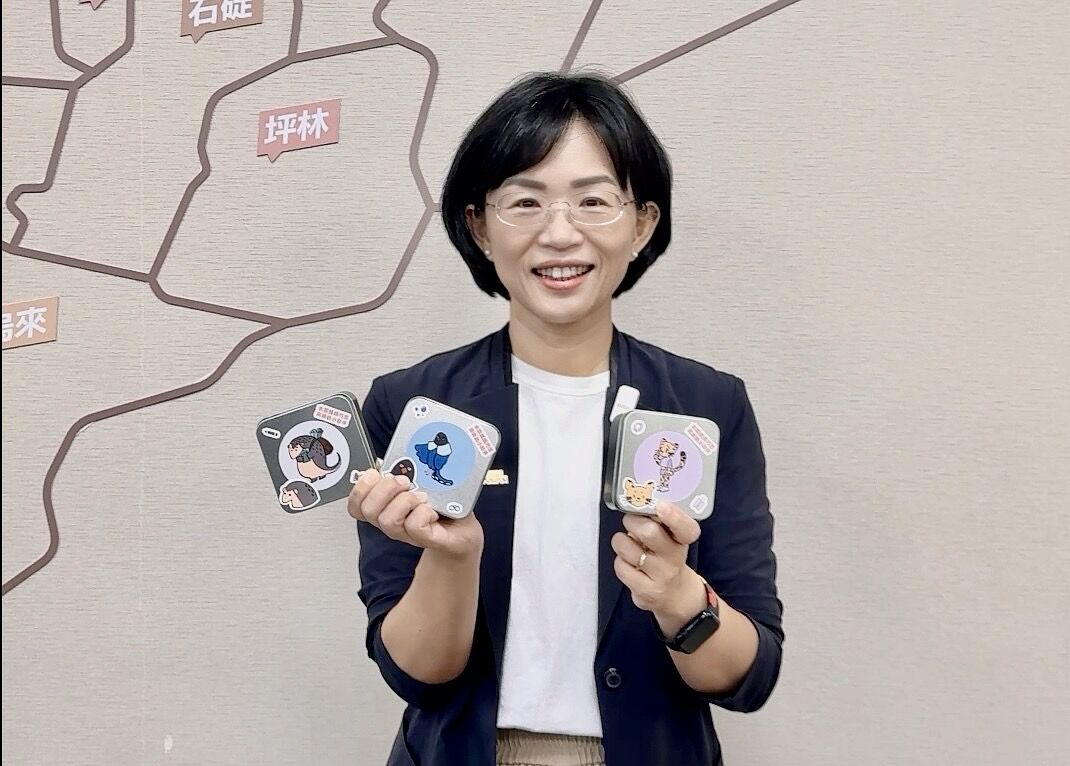 ▲▼民進黨新北市長參選人蘇巧慧合體前總統、蘇巧慧競選總部主委蔡英文開箱「開箱新北—你不知道的好所在」藏寶計畫小物。（圖／蘇巧慧競總提供）