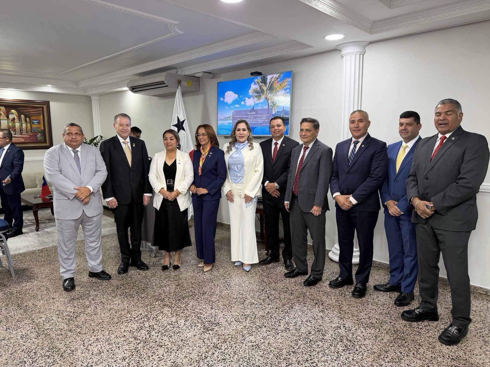 ▲▼巴拿馬國會議長Shirley Castañedas(左5)、第一副議長暨IPAC共同主席 Manuel Cohen(左2)、第二副議長Manuel Cheng(右4)、外委會主席Joan Guevara(右2)、IPAC共同主席Ronald Ameth De Gracia(右3)及國會友台小組主席Medin Jiménez(右5)及友台小組成員出席宣誓典禮。(圖/外交部提供)