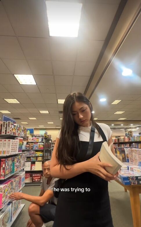 ▲▼蹲地裝忙「偷聞女生屁股」！　加州性騷慣犯又被抓。（圖／翻攝TikTok@michaela.witter）