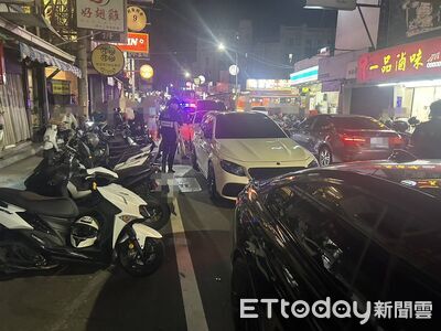 靜宜大學旁餐飲街7車深夜整排違停　警開單責令駛離