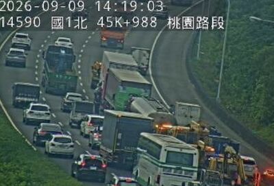 快訊/快改道!國1桃園段3大貨車1槽車追撞 後方回堵5公里