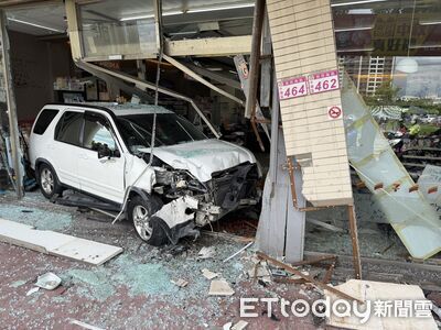 恐怖畫面曝!桃園轎車「砲彈式」撞爆超商 疑疲累釀禍恐賠破百萬