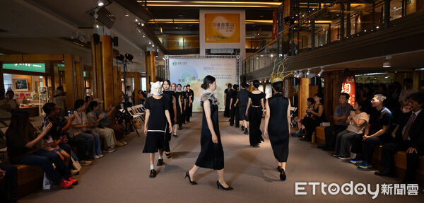 ▲工藝中心暑期青年工藝人才培訓營成果發表「漫時尚 Flow Fashion」展現新世代工藝新風貌。(圖/國立台灣工藝研究發展中心提供)