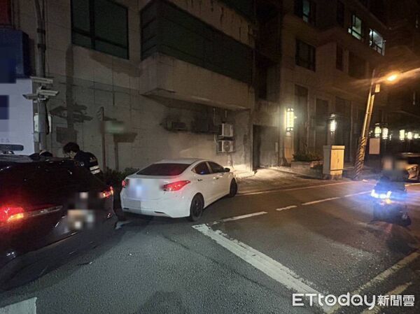 ▲▼宜蘭黃男毒駕，開自小客在路口繞圈上演360度大迴轉。（圖／記者游芳男翻攝）