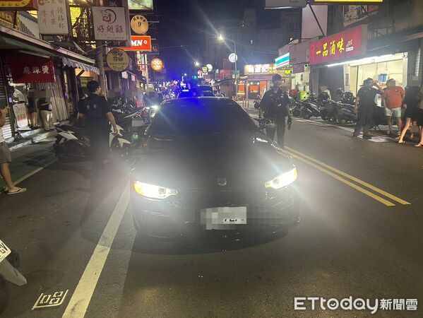 ▲▼靜宜大學旁的餐飲街，有7輛車深夜整排違停。（圖／民眾提供）