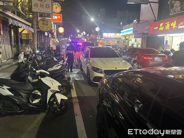 ▲▼靜宜大學旁的餐飲街，有7輛車深夜整排違停。（圖／民眾提供）