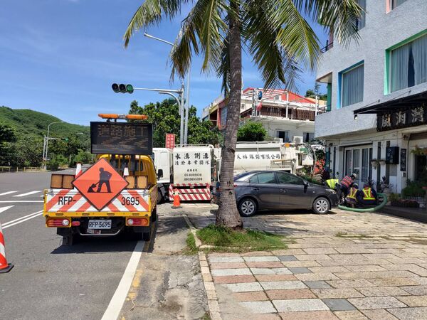 墾丁南灣變「黑海」！公路局清溝惹禍 墾管處急喊停工依法開罰