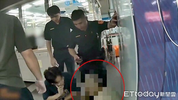 ▲熱心民眾攔阻南港警方查獲吸食喪屍煙油的曾男到案。（圖／記者張君豪翻攝）