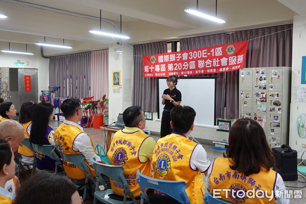 ▲國際獅子會300E-1區獅友共同捐款12萬110元，協助伊甸基金會購置4項身障服務輔具。（記者林東良翻攝，下同）