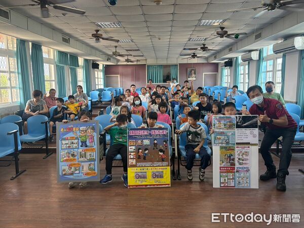 ▲台南市消防局第三大隊北門消防分隊前進三慈國小，向全校師生宣導防火及防震知識。（記者林東良翻攝，下同）