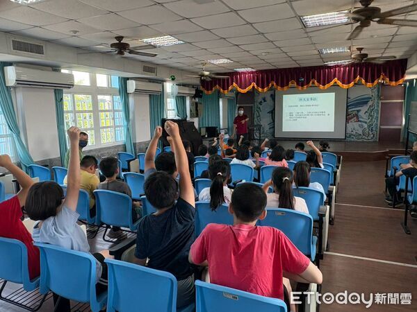 ▲台南市消防局第三大隊北門消防分隊前進三慈國小，向全校師生宣導防火及防震知識。（記者林東良翻攝，下同）
