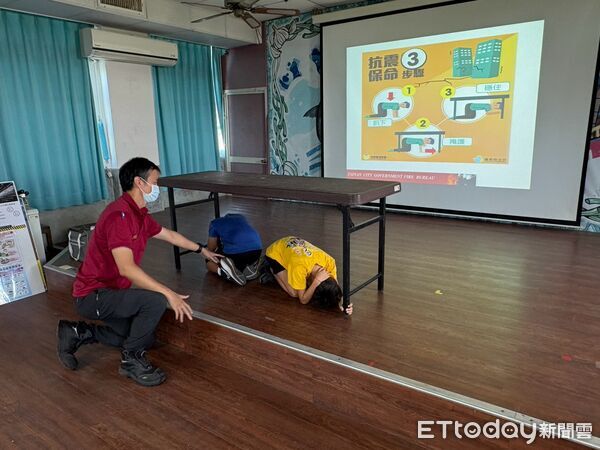 ▲台南市消防局第三大隊北門消防分隊前進三慈國小，向全校師生宣導防火及防震知識。（記者林東良翻攝，下同）