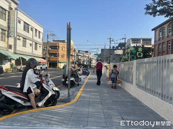▲台南市投入903萬8000元改善五甲國小通學步道，增設無障礙設施、導盲磚及家長接送區避車彎。（記者林東良翻攝，下同）