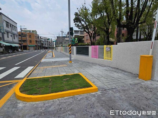 ▲台南市投入903萬8000元改善五甲國小通學步道，增設無障礙設施、導盲磚及家長接送區避車彎。（記者林東良翻攝，下同）