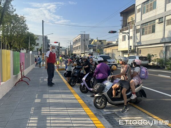 ▲台南市投入903萬8000元改善五甲國小通學步道，增設無障礙設施、導盲磚及家長接送區避車彎。（記者林東良翻攝，下同）