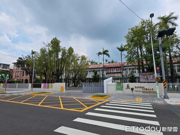 ▲台南市投入903萬8000元改善五甲國小通學步道，增設無障礙設施、導盲磚及家長接送區避車彎。（記者林東良翻攝，下同）