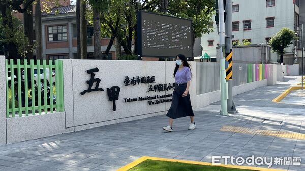 ▲台南市投入903萬8000元改善五甲國小通學步道，增設無障礙設施、導盲磚及家長接送區避車彎。（記者林東良翻攝，下同）