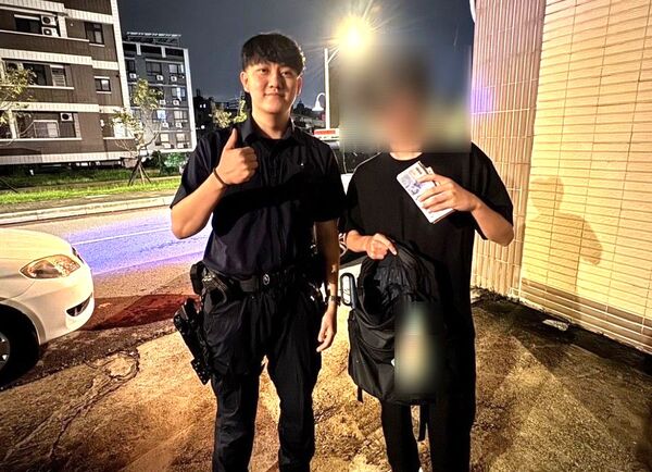 ▲桃園市林姓保險員6日深夜向蘆竹警方求助，聲稱因酒醉遺失裝有10萬元保費之背包，警方獲報後調閱沿途天羅地網監視器，終於在搜尋2小時後尋獲遺失背包物歸原主。（圖／蘆竹警分局提供）