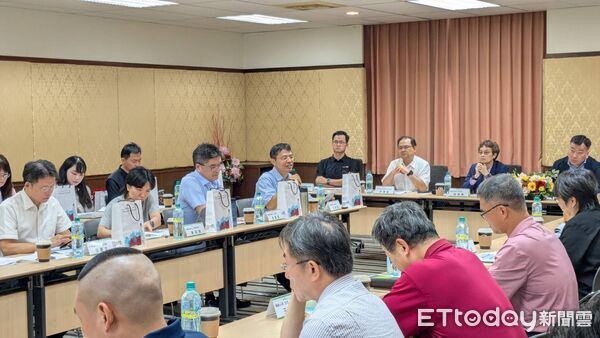 ▲台南市政府媒合AMD與崑山科技大學舉行產學合作會議，針對AI PC應用及技職人才培育交換意見。（記者林東良翻攝，下同）