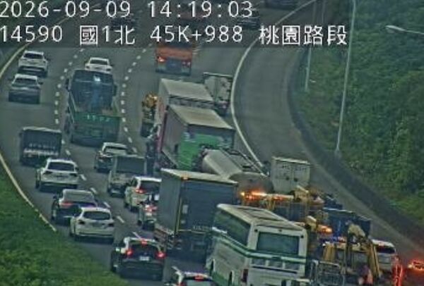 ▲國1南向桃園段發生4輛大車追撞的嚴重車禍。（圖／翻攝自高速公路網）