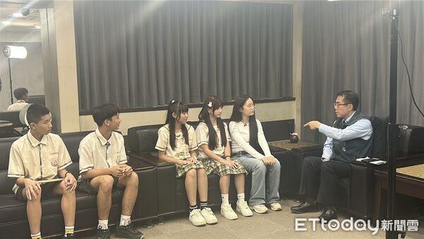 ▲小公視《新聞超小號》「貼身觀察員」走進台南市政府，國中生化身一日觀察員，跟隨市長黃偉哲體驗市政行程。（記者林東良翻攝，下同）