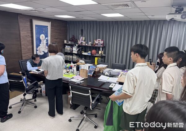 ▲小公視《新聞超小號》「貼身觀察員」走進台南市政府，國中生化身一日觀察員，跟隨市長黃偉哲體驗市政行程。（記者林東良翻攝，下同）