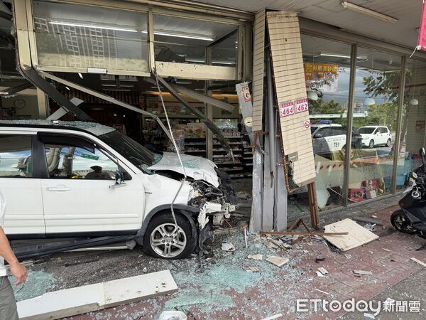 ▲▼             桃園一輛轎車暴衝撞進超商，店裡一名女顧客遭波及受傷。（圖／民眾提供，下同）