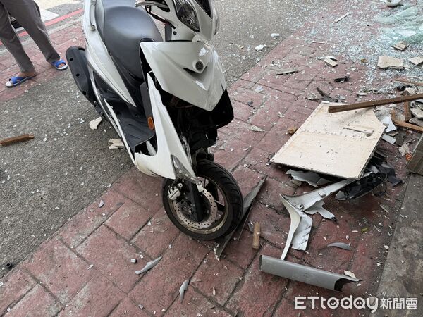 ▲▼             桃園一輛轎車暴衝撞進超商，店裡一名女顧客遭波及受傷。（圖／民眾提供，下同）
