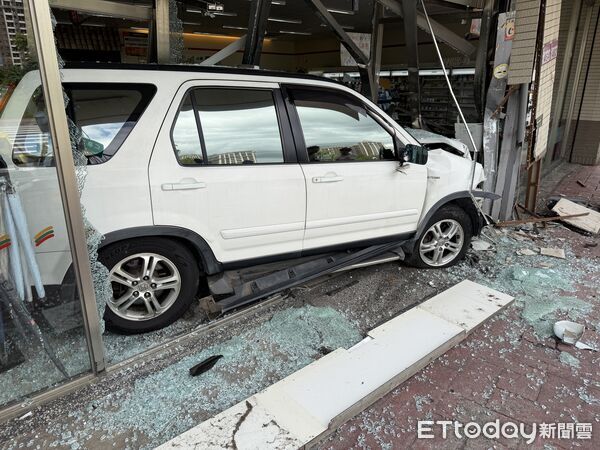 ▲▼             桃園一輛轎車暴衝撞進超商，店裡一名女顧客遭波及受傷。（圖／民眾提供，下同）