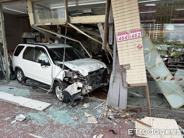 恐怖畫面曝！桃園轎車「砲彈式」撞爆超商 疑疲累釀禍恐賠破百萬