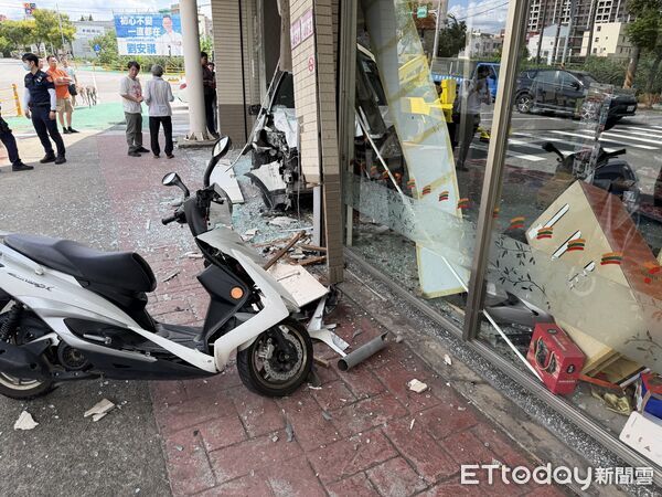 ▲▼             桃園一輛轎車暴衝撞進超商，店裡一名女顧客遭波及受傷。（圖／民眾提供，下同）