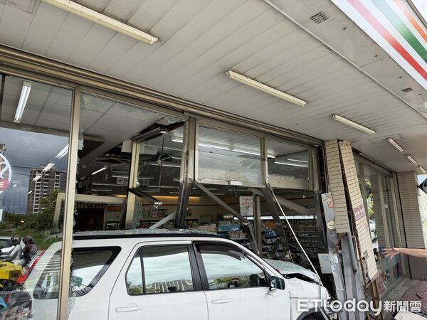 ▲▼             桃園一輛轎車暴衝撞進超商，店裡一名女顧客遭波及受傷。（圖／民眾提供，下同）