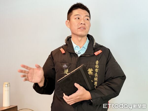 ▲38歲無黨籍台南市長候選人葉人文表示，登記參選當天再度收到陌生女子傳送疑似恐嚇訊息。（記者林東良攝，下同）