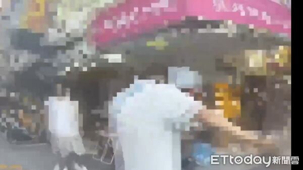 ▲▼他誤認為被嗆回嘴「看Ｘ毀」，當即拿出辣椒槍朝2人攻擊。（圖／記者邱中岳翻攝）