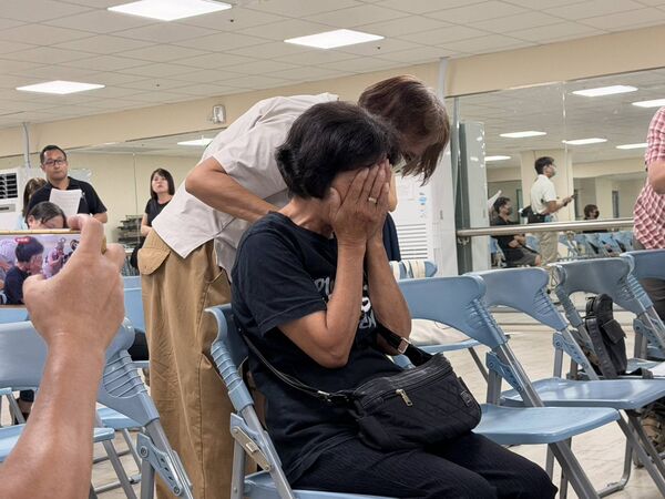 ▲▼屏東體操好手李佳蔚、潘采宸原已取得2026年世界體操錦標賽遞補資格，遭體操協會私自取消，民進黨立委徐富癸陪同家屬至屏東地檢署按鈴申告。潘采宸的阿嬤現場痛哭。（圖／立委徐富癸國會辦公室提供）