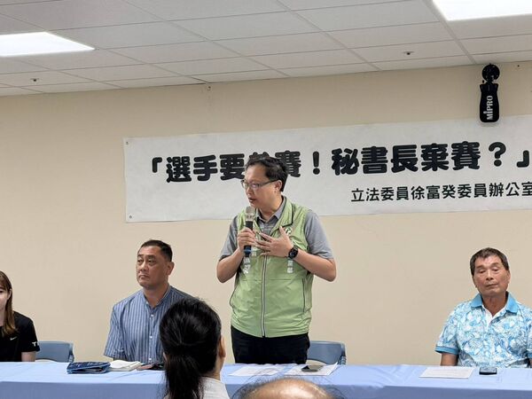 ▲▼屏東體操好手李佳蔚、潘采宸原已取得2026年世界體操錦標賽遞補資格，遭體操協會私自取消，民進黨立委徐富癸陪同家屬至屏東地檢署按鈴申告。潘采宸的阿嬤現場痛哭。（圖／立委徐富癸國會辦公室提供）