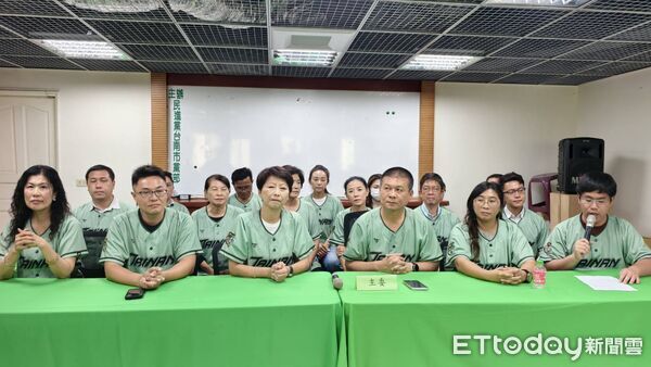 ▲民進黨台南市黨部主委林志展、台南市長候選人陳亭妃及市議員候選人，共同宣布DPP台灣狼《台南》聯名款城市球衣正式上線。（記者林東良翻攝，下同）