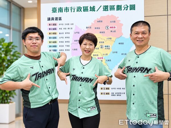 ▲民進黨台南市黨部主委林志展、台南市長候選人陳亭妃及市議員候選人，共同宣布DPP台灣狼《台南》聯名款城市球衣正式上線。（記者林東良翻攝，下同）