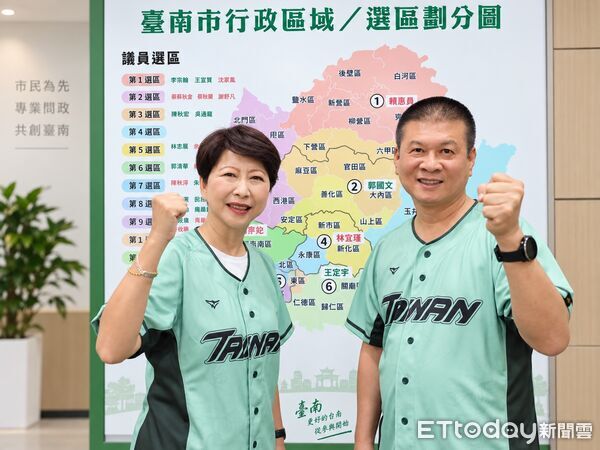 ▲民進黨台南市黨部主委林志展、台南市長候選人陳亭妃及市議員候選人，共同宣布DPP台灣狼《台南》聯名款城市球衣正式上線。（記者林東良翻攝，下同）