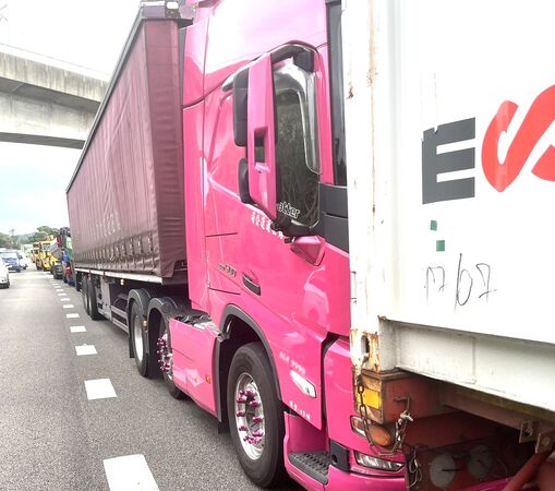 ▲國道一號南向桃園路段今天下午1發生4輛大型車輛碰撞事故，國道警方到場處理。（圖／國道一隊提供）