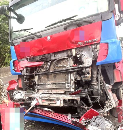 ▲國道一號南向桃園路段今天下午1發生4輛大型車輛碰撞事故，肇事曳引車車頭受損嚴重。（圖／國道一隊提供）