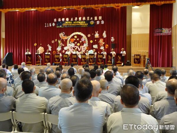 ▲中秋節將至，雲林縣婉美女性成長協會邀請杏音合唱團及Mini薩克斯風樂團進入雲林第二監獄演出。（圖／記者游瓊華翻攝）