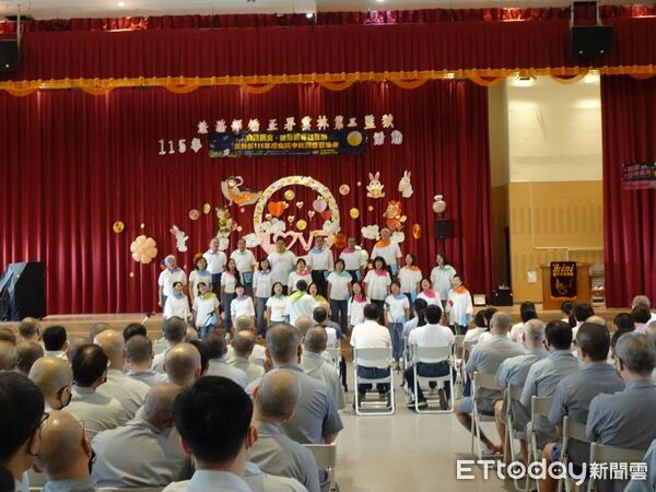 ▲中秋節將至，雲林縣婉美女性成長協會邀請杏音合唱團及Mini薩克斯風樂團進入雲林第二監獄演出。（圖／記者游瓊華翻攝）