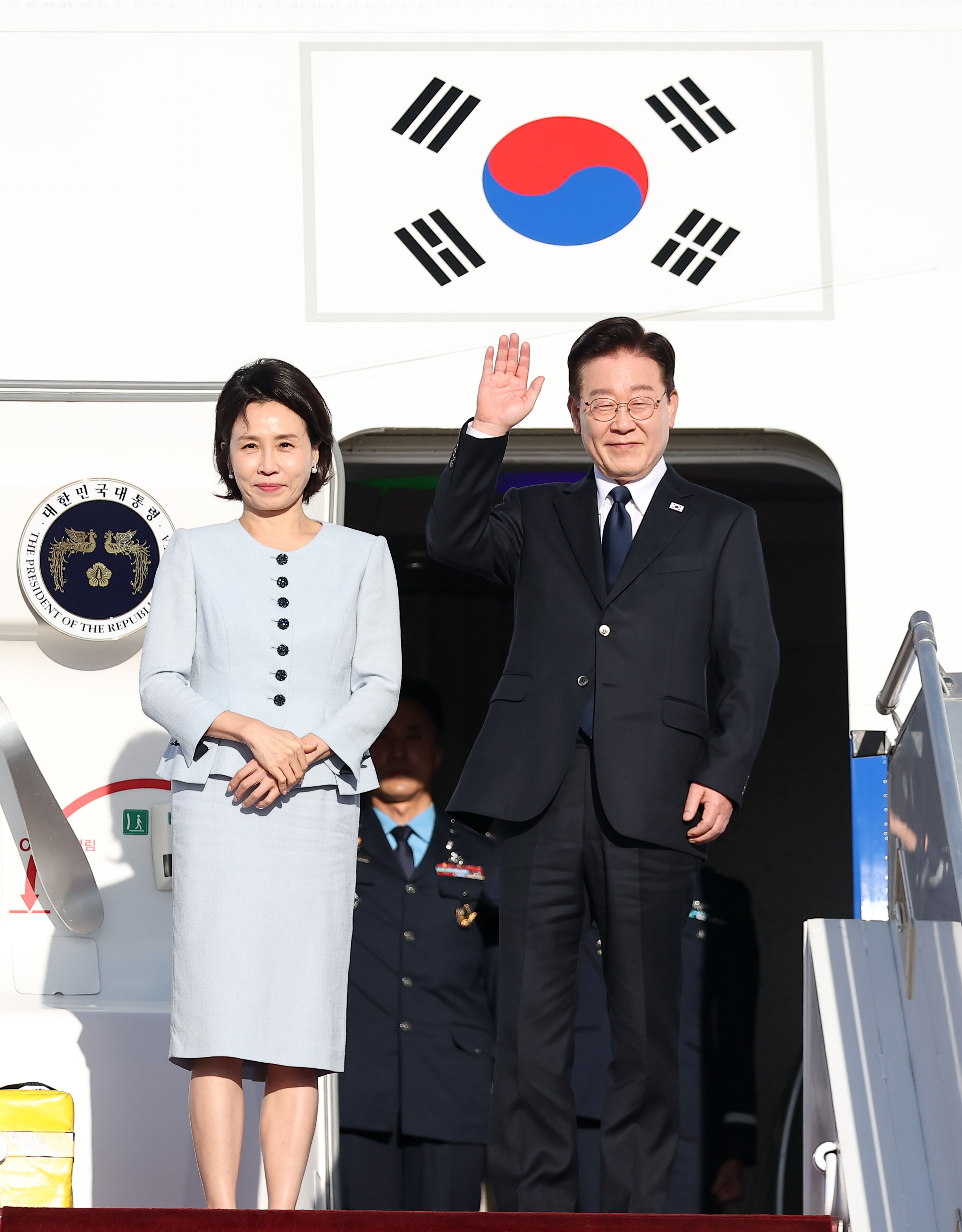 ▲▼南韓總統李在明、金惠景夫婦搭乘空軍一號專機,從法國出發返回首爾。(圖/達志影像)