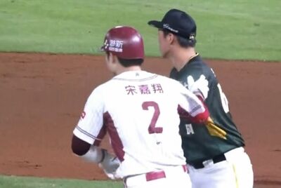 場上鬧哥哥!宋柏翰:我偷推了一下 今天又摸走2支球棒