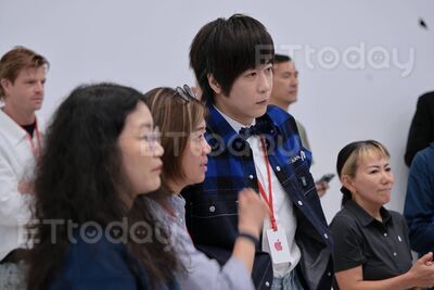 阿信現身iPhone發表會「紅色蘋果」引關注⋯網惑：有差別？