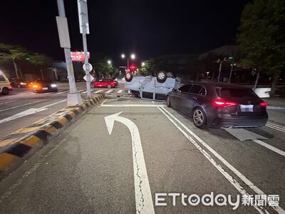 休旅車闖紅燈撞掉前車大牌！翻覆照樣往前衝　再碰倒楣自小客